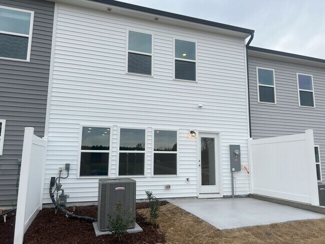 Building Photo - Bright & Modern 3-Bedroom Townhome in a Prime Triangle Location!