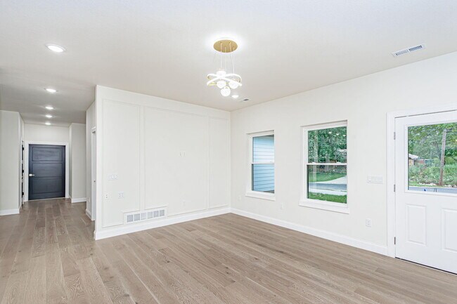 Building Photo - 1020 Crestland Ave