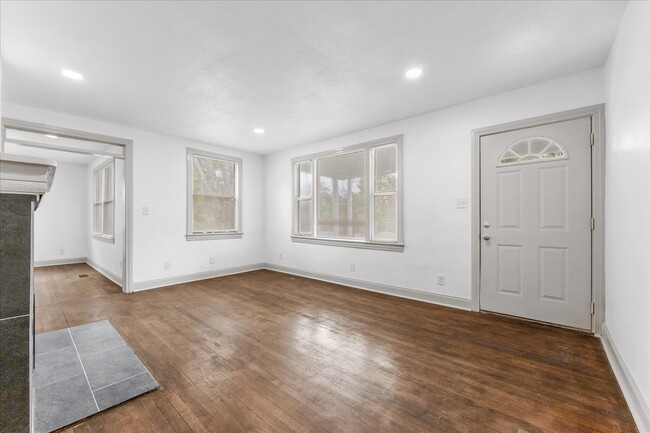 Building Photo - Newly Remodeled Beauty waiting for its fir...