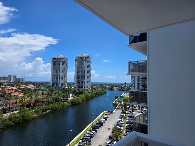 Building Photo - 3701 N Country Club Dr