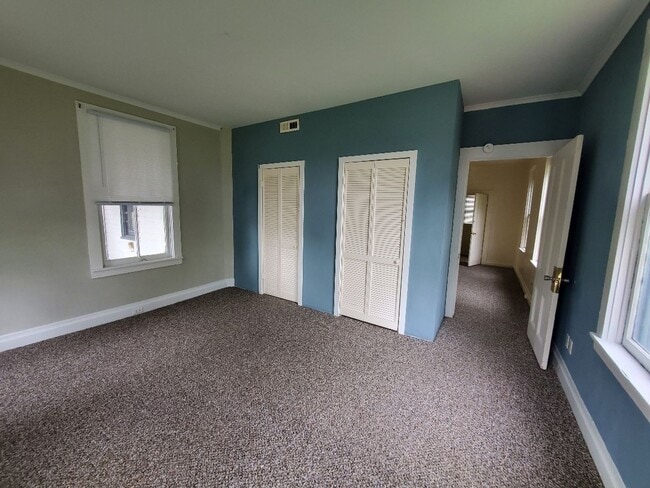 Building Photo - Spacious Downstairs Apartment