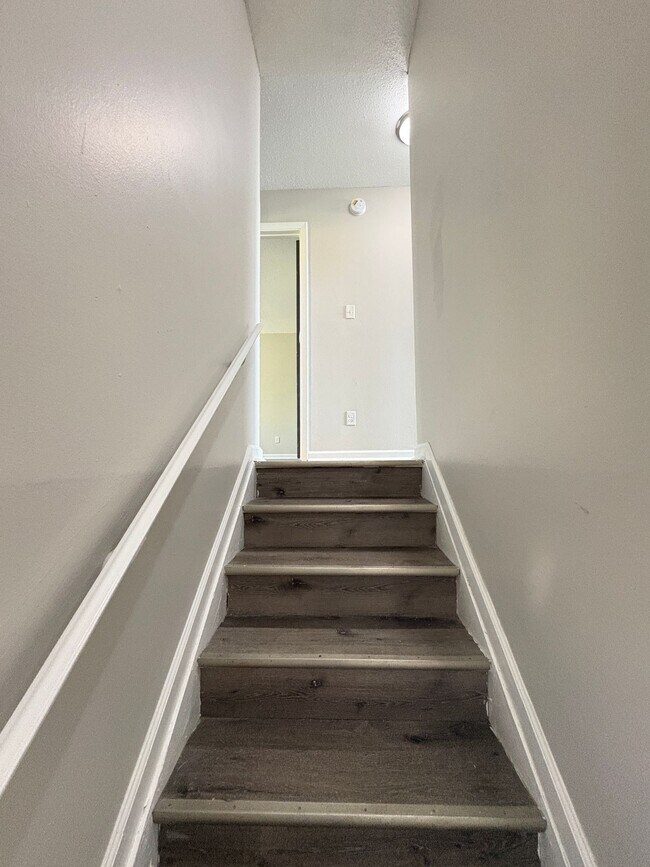 Building Photo - Remington On Rockville Living