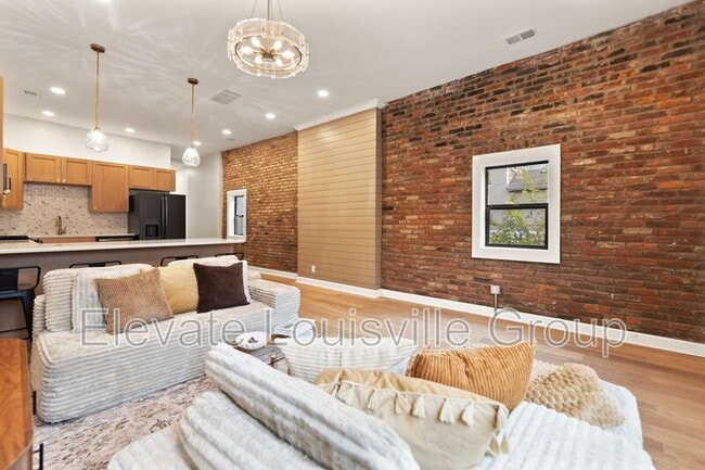 Building Photo - 825 E Chestnut St