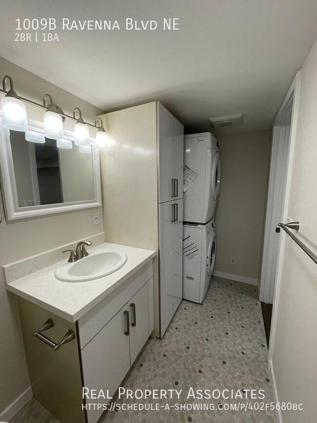 Building Photo - 2 bed, 1 bath, w/laundry in unit (includes...