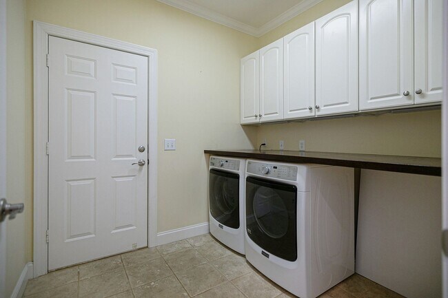 Building Photo - Beautiful Home in Willow Springs Just Minu...