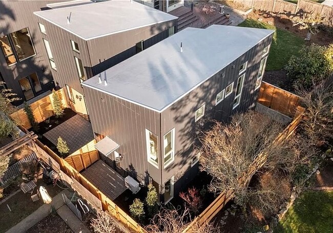 Building Photo - 527 NE 89th St