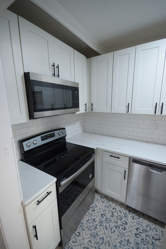 Building Photo - 720 W 38th St