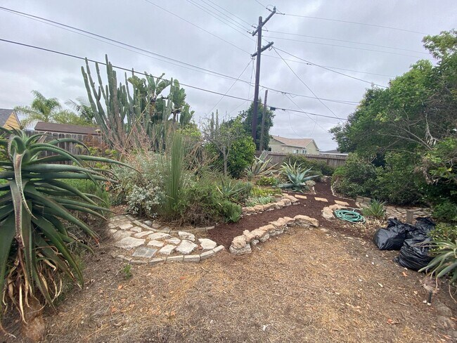 Building Photo - Cute 3 Bedroom 2 bath home located near SD...