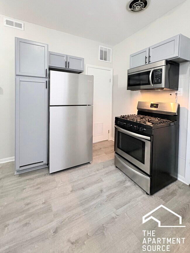 Building Photo - 4852 W Diversey Ave