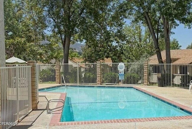 Building Photo - Desirable lower level 2+1 in gated community