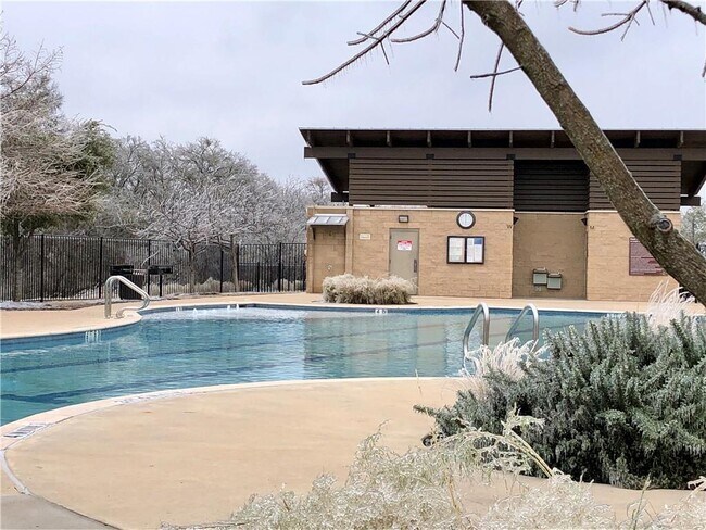 Building Photo - 1265 Summerbrooke Cir