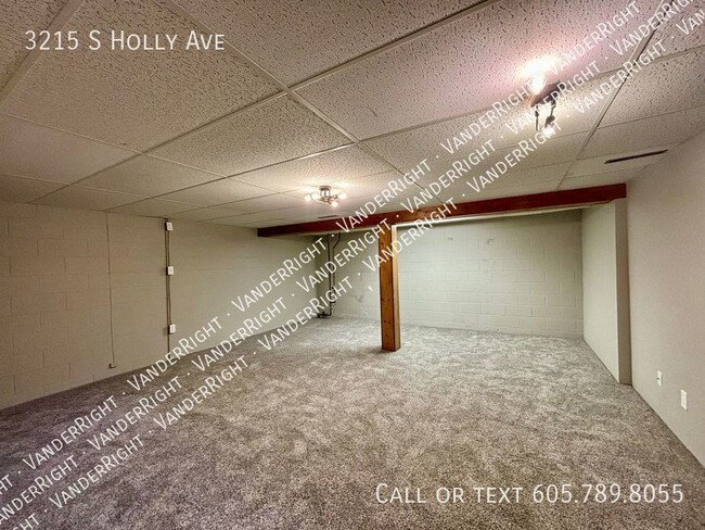 Building Photo - Updated 3 Bedroom 2 Bathroom!