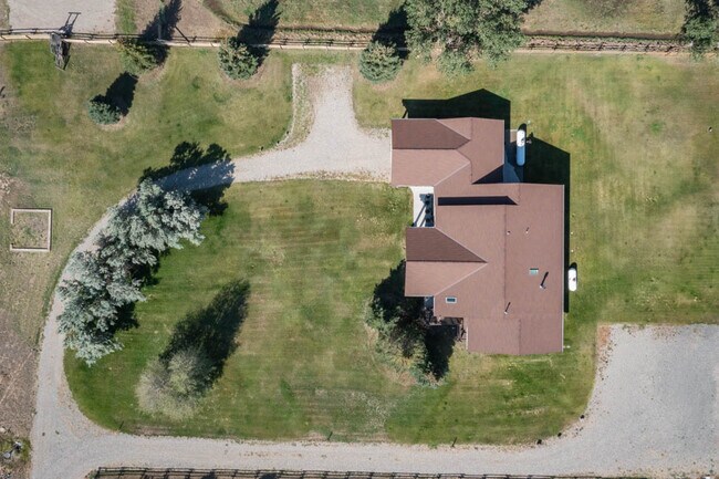 Building Photo - 9 Juniper Ln