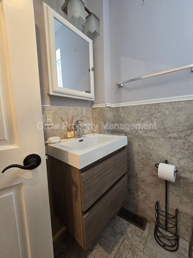 Building Photo - 1649 S Bailey St