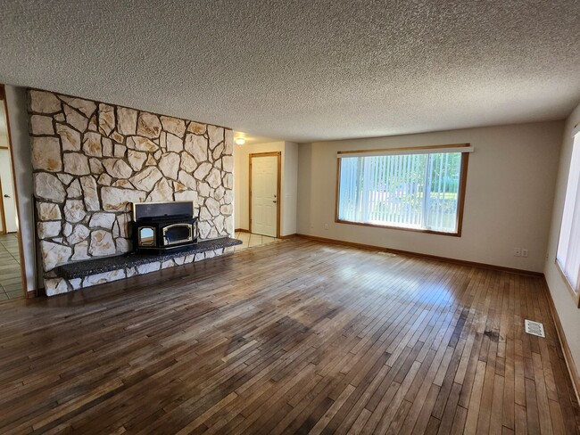 Building Photo - Walk to the River! 3 bed, 2 bath on Quiet ...