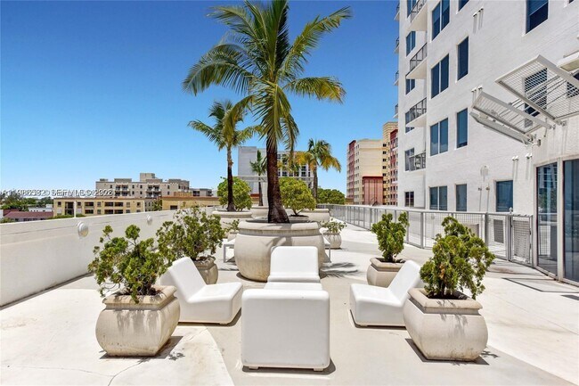 Building Photo - 10 SW South River Dr