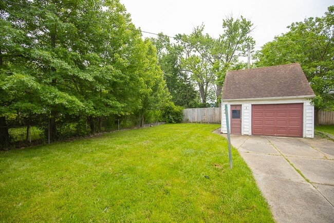 Building Photo - 3 Bedroom/1 Bath Single House Euclid!