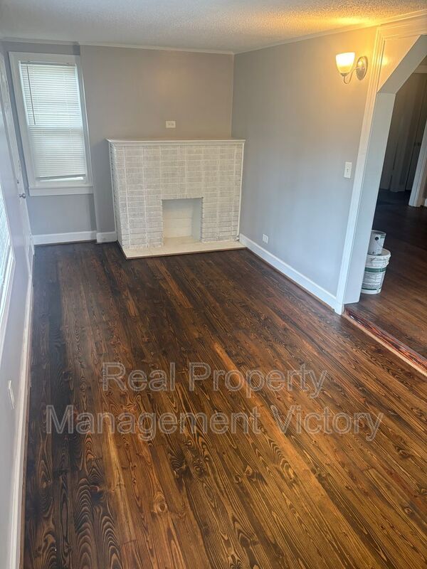 Building Photo - 205 Pinewood Ave