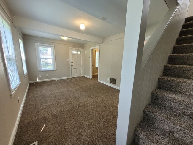 Building Photo - 2 bedroom, 1.5 bathroom home with detached...