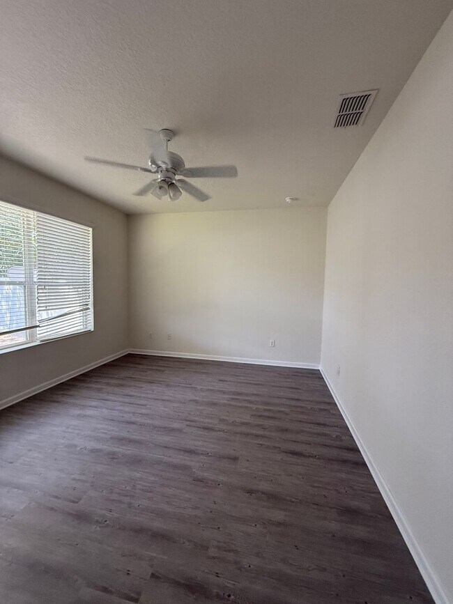 Building Photo - Come View This Amazing 3 Bed 2 Bath Single...