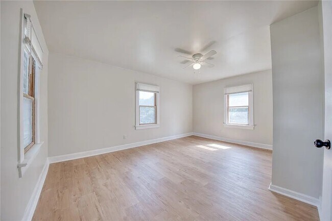 Building Photo - 204 Clarksville St