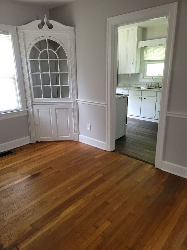 Building Photo - 3 Bedroom, 2 Bathroom in Lexington!
