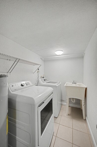 Building Photo - 2204 Sandra Dr