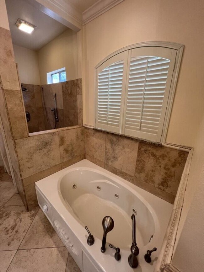 Building Photo - Elegant Two-Story Home with Outdoor Kitchen in Desirable Shadows Lake