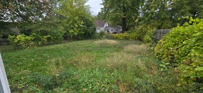 Building Photo - Charming 3 - Bedroom Property in Prime Location