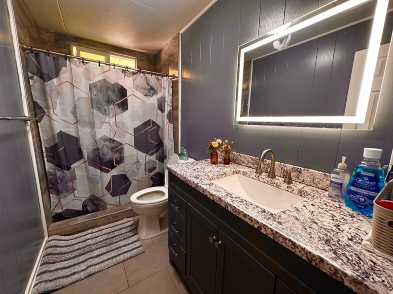 Building Photo - 2668 Kalihi St