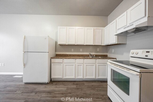 Building Photo - "Charming 2-Bedroom Retreat in Indianapoli...