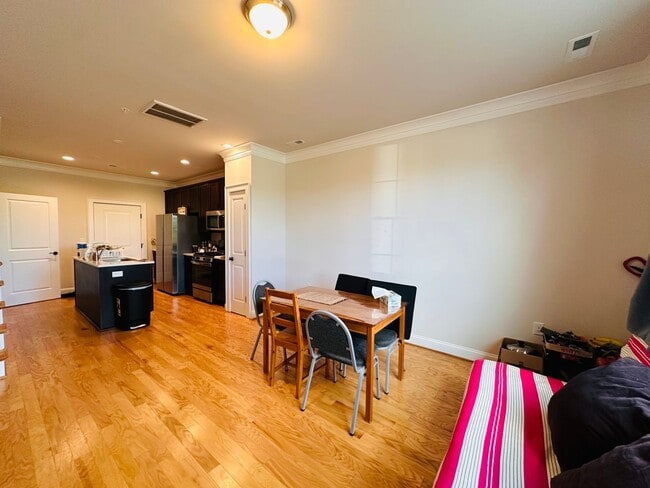 Building Photo - Modern 3 Bedroom, 2.5 Bath Townhouse