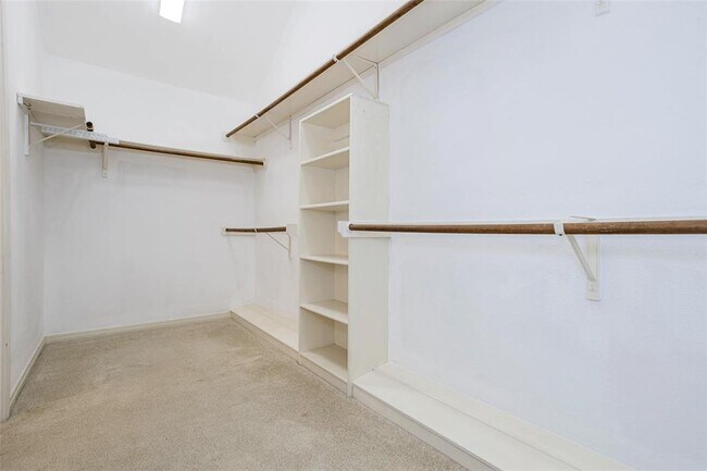 Building Photo - 3605 Bayton Dr