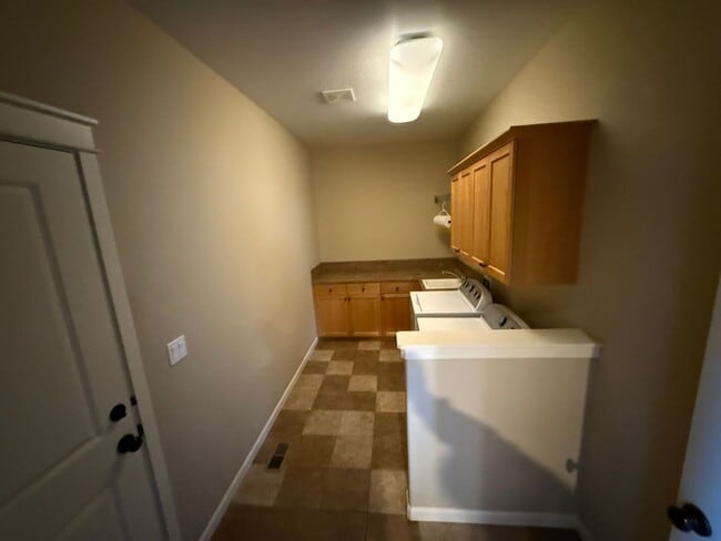 Building Photo - 3 Bedroom, 2 Bathroom Single-Level Duplex in The Stonegate Community