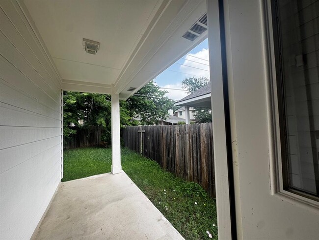 Building Photo - 304 Valona Loop