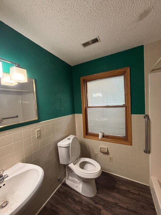Building Photo - 3200 W 22nd St