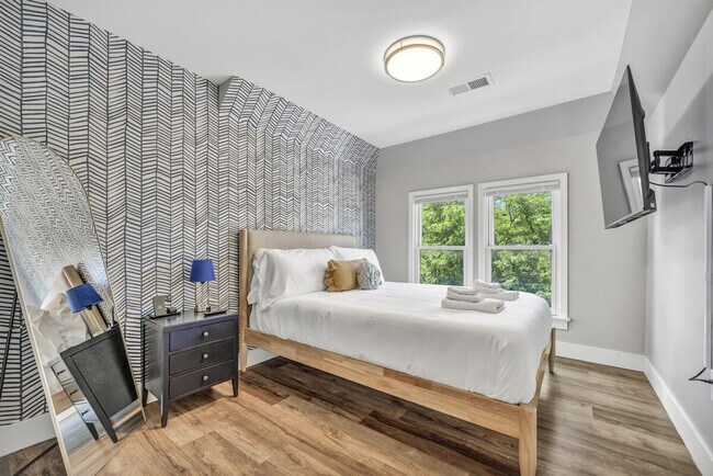 Building Photo - 1501 E 105th St