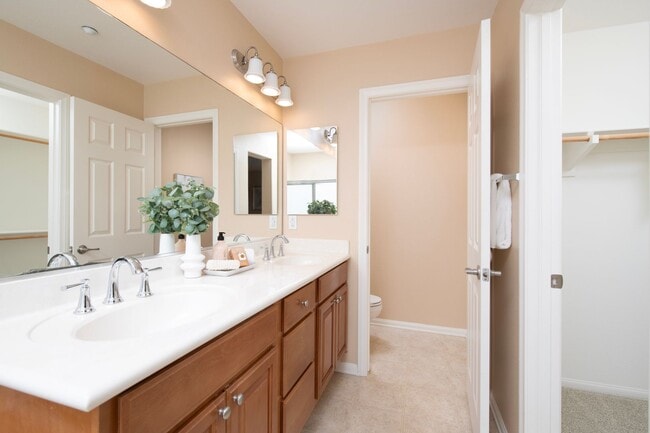 Building Photo - Homes Management - 2 Bed, 2 Bath Townhouse...