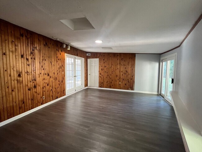 Building Photo - Granville Schools - Hard to find 4/2 Renta...