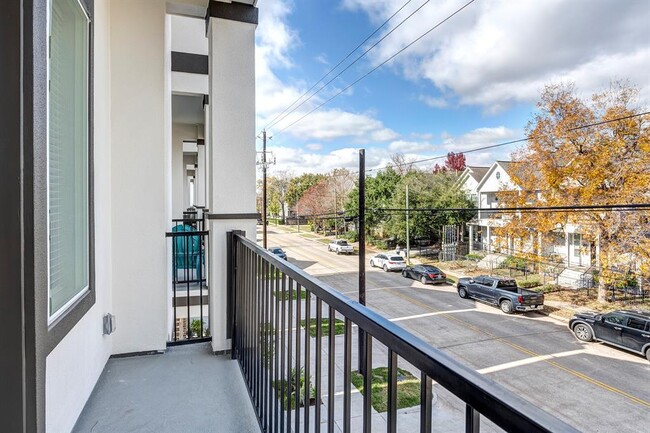 Building Photo - 1304 W 23rd St
