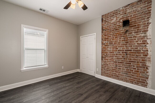 Building Photo - 806 Longfield Ave