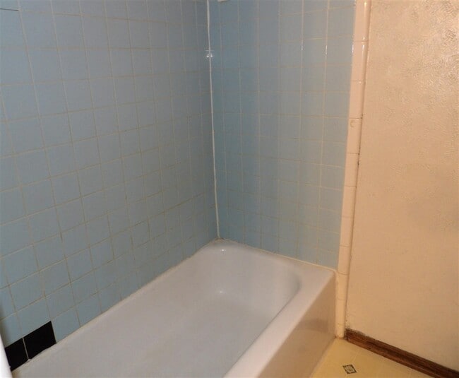 Building Photo - 813 SW Chaucer Dr