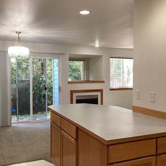 Building Photo - Bright & Spacious Everett Condo – 3 Bed, 2...