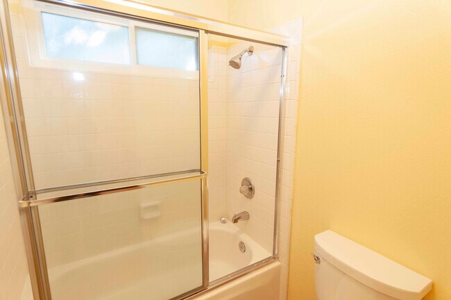 Building Photo - Quiet and Spacious 2 story townhouse in be...