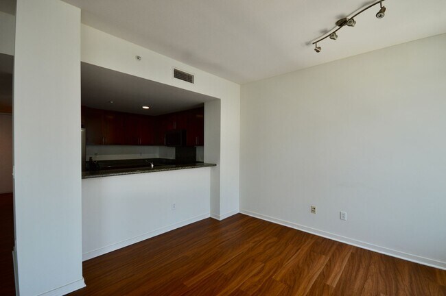 Building Photo - Beautiful 2 Bedroom Apartment in Long Beac...