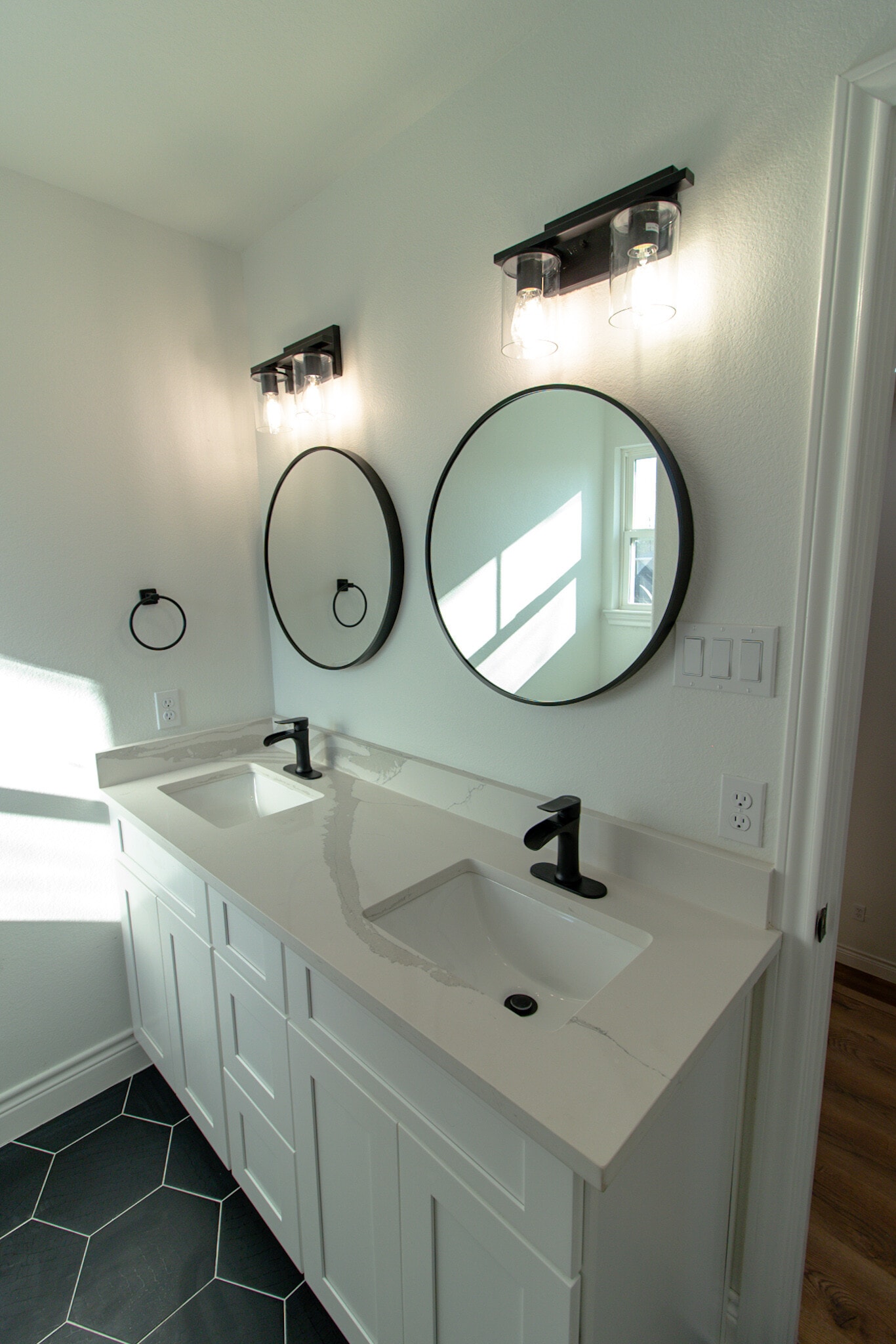 Full bath upstairs with double vanities - 928 W Austin St