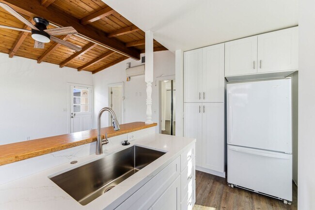 Building Photo - Prime Peninsula Living – 2BR/2BA Walk to Everything