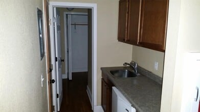 Building Photo - 932 E College St