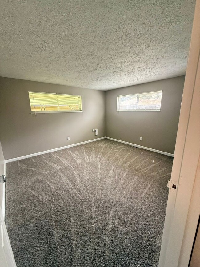 Building Photo - Move-In Ready 2BR in Kettering | Granite Counters + New Carpet