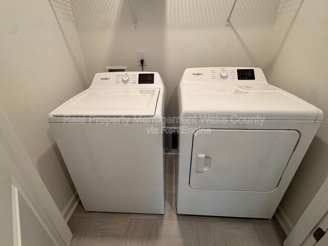 Building Photo - 407 Belgian Red Wy